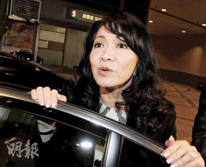 八達通控股行政總裁陳碧鏵上月公開表示沒有出售客戶資料予第三方公司,及後被人踢爆「講大話」,事件最終鬧至私隱專員公署,金管局、立法會亦介入,昨日她終於提出辭職,晚上離開公司時心情輕鬆,面帶笑容。(劉焌陶攝) 八達通控股行政總裁陳碧鏵上月公開表示沒有出售客戶資料予第三方公司,及後被人踢爆「講大話」,事件最終鬧至私隱專員公署,金管局、立法會亦介入,昨日她終於提出辭職,晚上離開公司時心情輕鬆,面帶笑容。(劉焌陶攝)