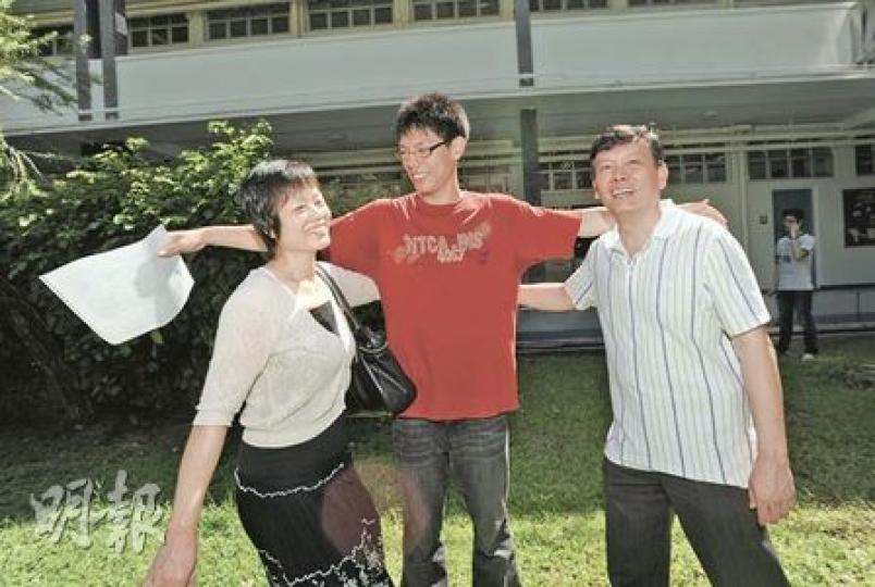 皇仁書院10A狀元郭捷彬(中)的父母昨日特地請假,陪伴他迎接放榜。 郭捷彬擁着父母分享奪得10A的喜悅,他說﹕「謝謝爸爸、媽媽一直的支持,以及照顧我的起居飲食!」(尹錦恩攝) 皇仁書院10A狀元郭捷彬(中)的父母昨日特地請假,陪伴他迎接放榜。 郭捷彬擁着父母分享奪得10A的喜悅,他說﹕「謝謝爸爸、媽媽一直的支持,以及照顧我的起居飲食!」(尹錦恩攝)