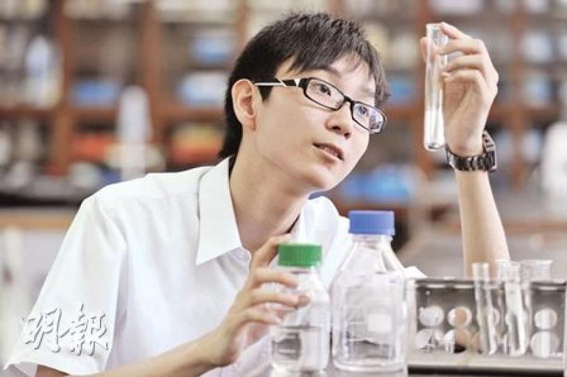 聖言中學8A狀元陳智耀天生患有色弱,唯有靠「死記硬背」課本內容,得知實驗結果。(尹錦恩攝)就讀觀塘官立中學的黃頌然,天生患有色弱,但他憑着努力而摘下8A。(尹錦恩攝) 聖言中學8A狀元陳智耀天生患有色弱,唯有靠「死記硬背」課本內容,得知實驗結果。(尹錦恩攝)就讀觀塘官立中學的黃頌然,天生患有色弱,但他憑着努力而摘下8A。(尹錦恩攝)