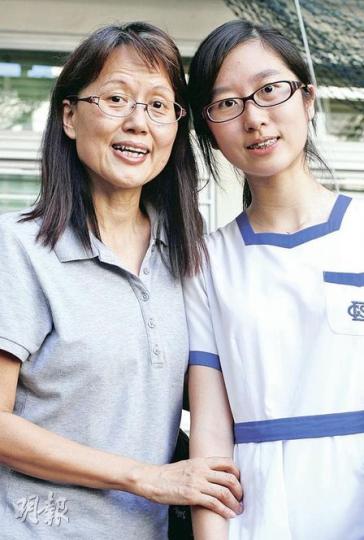 就讀拔萃女書院的沈祖堯女兒沈詠恩,昨由母親陪伴放榜,喜奪8A佳績,正考慮是否攻讀醫科,追隨父親理想。(林振東攝) 就讀拔萃女書院的沈祖堯女兒沈詠恩,昨由母親陪伴放榜,喜奪8A佳績,正考慮是否攻讀醫科,追隨父親理想。(林振東攝)
