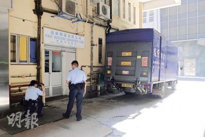 陳姓貨車司機昨早在公司樓下等候取提貨單開工,詎料突然暈倒,送院不治。事發位置在簷篷下,尚算陰涼。警員事後到場調查,並拍照存檔,認為事件無可疑。(劉友光攝) 陳姓貨車司機昨早在公司樓下等候取提貨單開工,詎料突然暈倒,送院不治。事發位置在簷篷下,尚算陰涼。警員事後到場調查,並拍照存檔,認為事件無可疑。(劉友光攝)
