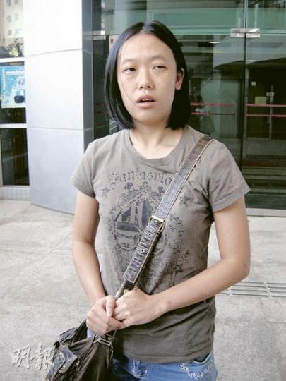 事主譚善圓在庭外指榮華是大公司,故更要投訴,令更多人警惕。(梁珮珊攝)榮華公司代表(左)昨在判刑後,由律師陪同離開法庭。(梁珮珊攝)涉案臘鴨髀於九龍塘港鐵站購入,該店職員表示臘鴨只於冬天發售。(何偉畧攝) 事主譚善圓在庭外指榮華是大公司,故更要投訴,令更多人警惕。(梁珮珊攝)榮華公司代表(左)昨在判刑後,由律師陪同離開法庭。(梁珮珊攝)涉案臘鴨髀於九龍塘港鐵站購入,該店職員表示臘鴨只於冬天發售。(何偉畧攝)