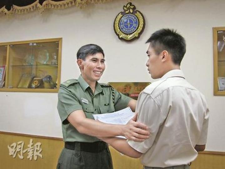 歌連臣角懲教監督謝浩然(左)將會考成績單交給考獲16分的Jason(右),讚揚他是在囚青年會考生中的「狀元」。(勞雅文攝) 歌連臣角懲教監督謝浩然(左)將會考成績單交給考獲16分的Jason(右),讚揚他是在囚青年會考生中的「狀元」。(勞雅文攝)