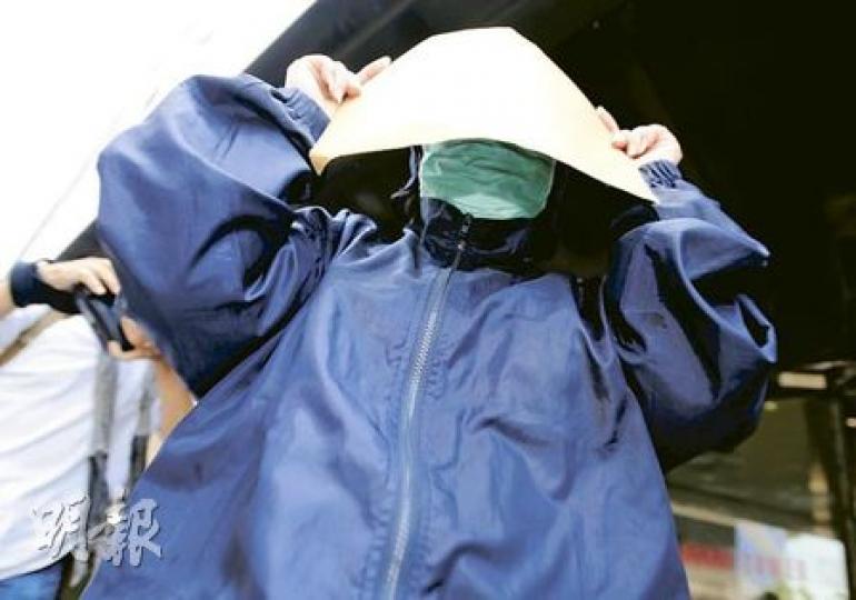 法官認為黃美燕相信男友盧福義的謊言而涉案,故裁定她無罪釋放。她離庭時「全副武裝」掩面離去。(何家達攝) 法官認為黃美燕相信男友盧福義的謊言而涉案,故裁定她無罪釋放。她離庭時「全副武裝」掩面離去。(何家達攝)