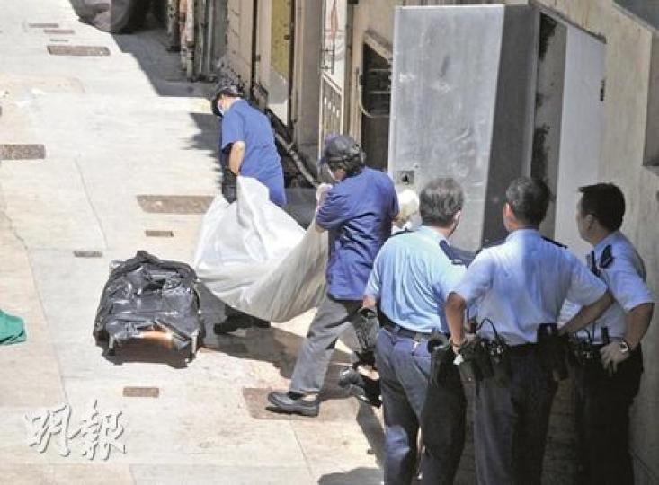 西環皇后大道西啟成大廈發現一具乾屍,警方調查後相信事件無可疑,召仵工從大廈石棧里後門把屍體舁送殮房。(馮國良攝) 西環皇后大道西啟成大廈發現一具乾屍,警方調查後相信事件無可疑,召仵工從大廈石棧里後門把屍體舁送殮房。(馮國良攝)