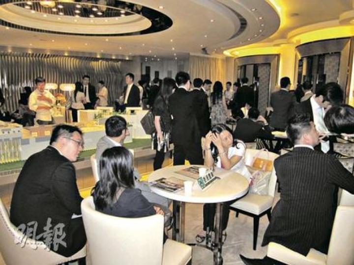 「南灣」昨日推售的50個990方呎單位極速沽清後,新地即以均價1.28萬餘元再加推66伙,當中包含46個屬首度曝光的771和592方呎細單位;圖為「南灣」售樓處昨日下午的實况。(林可為攝) 「南灣」昨日推售的50個990方呎單位極速沽清後,新地即以均價1.28萬餘元再加推66伙,當中包含46個屬首度曝光的771和592方呎細單位;圖為「南灣」售樓處昨日下午的實况。(林可為攝)