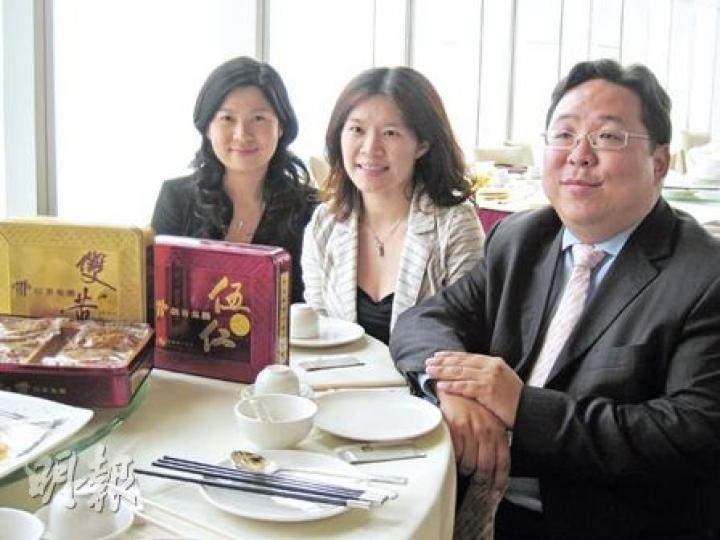 稻香行政總裁梁耀進(右一)於旗下新開業的食肆「迎」,展示稻香出品的月餅,並指此間新店提供中高檔潮粵菜,投資額為1000萬港元。(陳健佳攝) 稻香行政總裁梁耀進(右一)於旗下新開業的食肆「迎」,展示稻香出品的月餅,並指此間新店提供中高檔潮粵菜,投資額為1000萬港元。(陳健佳攝)
