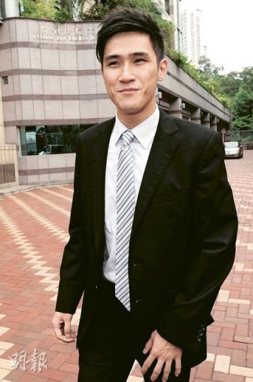 因遲到惹來裁判官連珠炮發的警務處長鄧竟成之子鄧智兆,說明白這是法庭程序,沒甚特別感覺,抿嘴一笑後乘車離去。(何家達攝) 因遲到惹來裁判官連珠炮發的警務處長鄧竟成之子鄧智兆,說明白這是法庭程序,沒甚特別感覺,抿嘴一笑後乘車離去。(何家達攝)