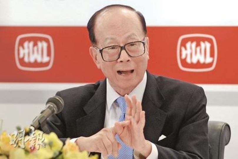 李嘉誠被記者問到仇商情緒的問題,他強調﹕「我不止是君子愛財,取之有道,我還加了一樣,用之有道。」他強調,「未來10年,基金會用的錢會多過過去30幾年的錢。」(余俊亮攝) 李嘉誠被記者問到仇商情緒的問題,他強調﹕「我不止是君子愛財,取之有道,我還加了一樣,用之有道。」他強調,「未來10年,基金會用的錢會多過過去30幾年的錢。」(余俊亮攝)