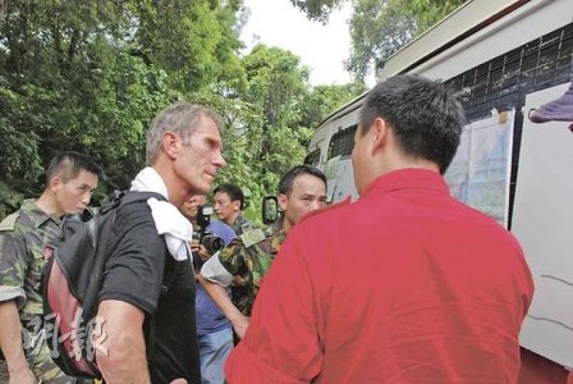 失蹤機師的友人Mark向警方及民安隊員交代事主失蹤的經過及具體位置。(屈俊樂攝) 失蹤機師的友人Mark向警方及民安隊員交代事主失蹤的經過及具體位置。(屈俊樂攝)