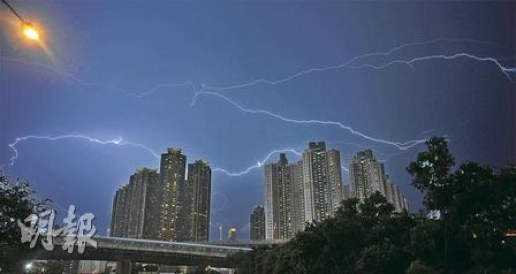一道活躍的雷雨帶昨晚橫過廣東沿岸地區,本港傍晚6時至8時,全港共閃電4861次。(朱永倫攝)昨日紅雨期間,九龍塘牛津道塌大樹,橫跨來回行車線及壓住兩輛私家車。(樊銳昌攝) 一道活躍的雷雨帶昨晚橫過廣東沿岸地區,本港傍晚6時至8時,全港共閃電4861次。(朱永倫攝)昨日紅雨期間,九龍塘牛津道塌大樹,橫跨來回行車線及壓住兩輛私家車。(樊銳昌攝)