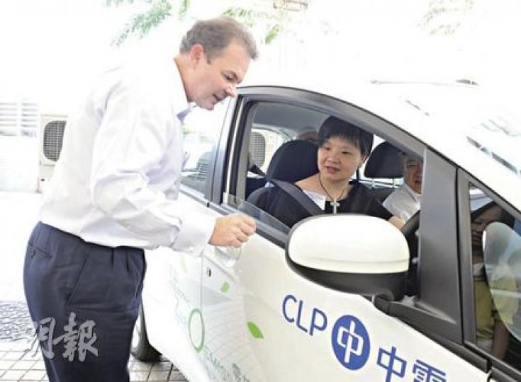 余若薇試駕中電電動車(圖),其間中電常務董事藍凌志親自向她解釋電動車操作方法。(劉焌陶攝) 余若薇試駕中電電動車(圖),其間中電常務董事藍凌志親自向她解釋電動車操作方法。(劉焌陶攝)