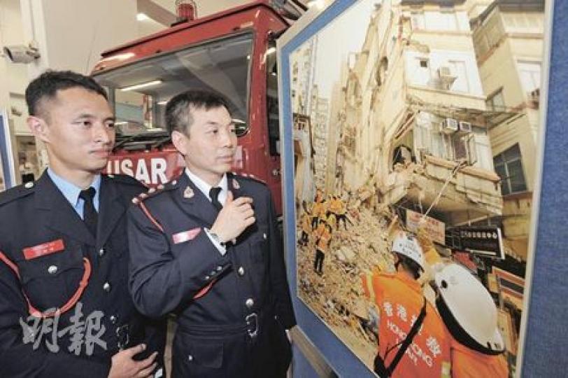 在馬頭圍道塌樓事件中率先抵達現場的高級消防隊長韓國松(右)和消防員何俊傑,分別獲頒行政長官公共服務獎狀,兩人對當日的救援過程可謂刻骨銘心。(尹錦恩攝) 在馬頭圍道塌樓事件中率先抵達現場的高級消防隊長韓國松(右)和消防員何俊傑,分別獲頒行政長官公共服務獎狀,兩人對當日的救援過程可謂刻骨銘心。(尹錦恩攝)