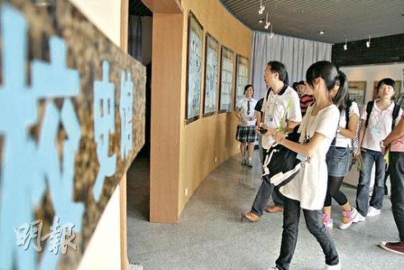 南京師範大學附屬中學設有獨立的校史館,詳細展示該校逾百年歷史。學校設有逾300個選修科,並要求學生撰寫論文等,都讓香港學生驚歎不已。(翁昕歆攝)雖然在南師附中以參觀為主,訪問團學生也趁機向當地學生了解教育及上學情况。圖為參觀後英華書院學生向當地學生送上紀念品致謝。(翁昕歆攝)訪問團參觀蘇州工業園區,英華書院中三生楊君至認為,蘇州並非一線經濟城市,其工業園區透過與外地國家合作提升競爭力。(翁昕歆攝) 南京師範大學附屬中學設有獨立的校史館,詳細展示該校逾百年歷史。學校設有逾300個選修科,並要求學生撰寫論文等,都讓香港學生驚歎不已。(翁昕歆攝)雖然在南師附中以參觀為主,訪問團學生也趁機向當地學生了解教育及上學情况。圖為參觀後英華書院學生向當地學生送上紀念品致謝。(翁昕歆攝)訪問團參觀蘇州工業園區,英華書院中三生楊君至認為,蘇州並非一線經濟城市,其工業園區透過與外地國家合作提升競爭力。(翁昕歆攝)