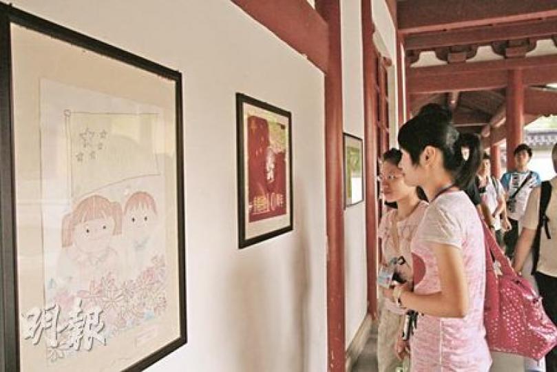 靜海寺與香港淵源甚深,是清政府與英國談判及簽署割讓香港的《南京條約》的地方,該寺的走廊掛滿南京青少年為慶祝香港回歸10周年所繪畫作。(翁昕歆攝)南京大屠殺遇難同胞紀念館外有一尊尊表現受害者經歷的雕塑,董玉娣中學中四生羅駿軒認為是讓遊客放下觀光的興奮情緒,準備心情,以尊重大屠殺的死難者。(翁昕歆攝) 靜海寺與香港淵源甚深,是清政府與英國談判及簽署割讓香港的《南京條約》的地方,該寺的走廊掛滿南京青少年為慶祝香港回歸10周年所繪畫作。(翁昕歆攝)南京大屠殺遇難同胞紀念館外有一尊尊表現受害者經歷的雕塑,董玉娣中學中四生羅駿軒認為是讓遊客放下觀光的興奮情緒,準備心情,以尊重大屠殺的死難者。(翁昕歆攝)