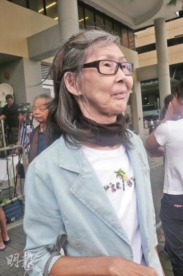 專程到庭旁聽的退休司機張女士說，判決令她對香港法治的印象變差，「交通警察維持秩序，（被告）唔應該咁重手打佢；佢聽到判決後仲要表現得好得戚，法庭唔應該咁判」。（羅永聰攝）徐小姐從Facebook知道案件昨覆核，提早到庭排隊，更取得1號籌。她對裁判官的判決感到不滿，更在庭外大聲以「Shame on you（可恥）!」罵Amina Bokhary，她事後對記者說﹕「香港法治被人亂用，連法官都不分輕重。」（羅永聰攝）