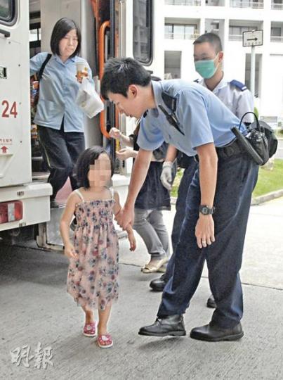 赤裸尾隨母親遊街的4歲女童身上有瘀痕,事後穿上警員為他買來的裙子,送院檢驗。(劉友光攝)街坊眼中表現正常的婦人,昨日突然精神有異,任由女兒「光脫脫」隨她走到街上,她事後涉嫌虐兒被捕。(劉友光攝) 赤裸尾隨母親遊街的4歲女童身上有瘀痕,事後穿上警員為他買來的裙子,送院檢驗。(劉友光攝)街坊眼中表現正常的婦人,昨日突然精神有異,任由女兒「光脫脫」隨她走到街上,她事後涉嫌虐兒被捕。(劉友光攝)
