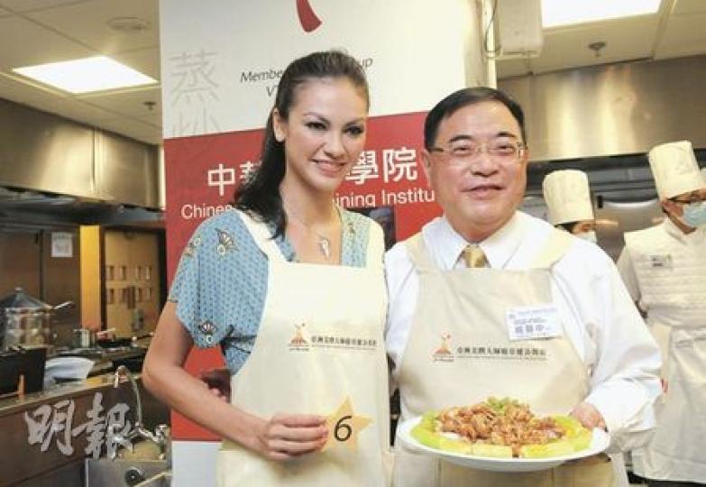 首屆亞洲美饌大師迎亞運名人明星賽中,香港西區隧道有限公司董事總經理楊顯中(右)經抽籤後與名模Rosemary一組,一同炮製與亞運有關的美食。(陳淑安攝) 首屆亞洲美饌大師迎亞運名人明星賽中,香港西區隧道有限公司董事總經理楊顯中(右)經抽籤後與名模Rosemary一組,一同炮製與亞運有關的美食。(陳淑安攝)