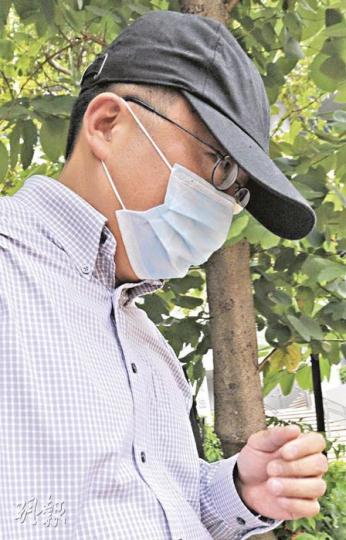 被告邱澤奇因不想被記者拍攝,在法庭內逗留兩個多小時才戴上口罩離開。(尹錦恩攝) 被告邱澤奇因不想被記者拍攝,在法庭內逗留兩個多小時才戴上口罩離開。(尹錦恩攝)