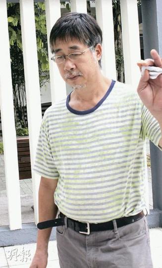 15歲被告的父親簡先生，昨到法庭旁聽期間，仍難掩喪失妻女的傷痛，以紙巾拭淚，離開法庭時未發一言。（利嘉茵攝）

