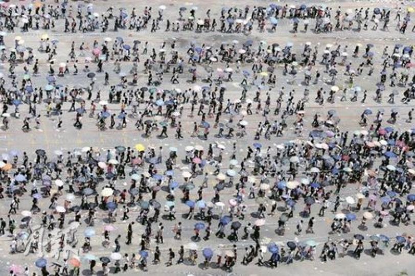毅進計劃昨起一連兩日聯合招生,提供1.8萬個學額、逾200項證書課程,大批末屆會考生昨早抵受熱浪,蜂擁到場外排隊輪候入場(圖)。截至昨晚,大會錄得逾2.2萬入場,較去年1萬人大增一倍。(尹錦恩攝) 毅進計劃昨起一連兩日聯合招生,提供1.8萬個學額、逾200項證書課程,大批末屆會考生昨早抵受熱浪,蜂擁到場外排隊輪候入場(圖)。截至昨晚,大會錄得逾2.2萬入場,較去年1萬人大增一倍。(尹錦恩攝)