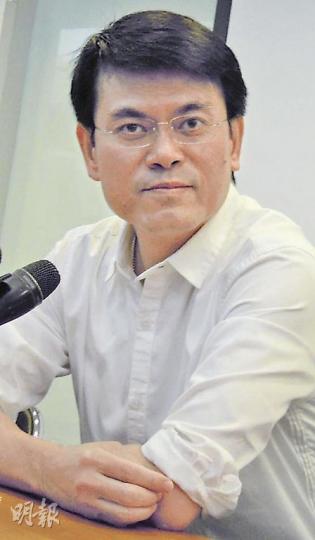 環境局長邱騰華昨日雖休假,但仍出席民間有關大浪西灣事件的座談會,他承認現時有人對沒規劃圖則的郊野地虎視眈眈,政府要重新考慮是否將這些土地納入郊野公園範圍內。(周展鴻攝) 環境局長邱騰華昨日雖休假,但仍出席民間有關大浪西灣事件的座談會,他承認現時有人對沒規劃圖則的郊野地虎視眈眈,政府要重新考慮是否將這些土地納入郊野公園範圍內。(周展鴻攝)