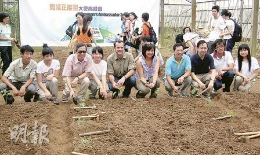 世界自然基金會指分析5800多名港人的碳足印,顯示個人平均每年碳排放量達13.44噸。右一起為天文台台長李本瀅博士、警察公共關係科總督察吳樹鴻、匯豐亞太區企業可持續發展總監區佩兒及世界自然基金會香港分會環境保護總監鄺力存博士。(黃靜雅攝)陳嘉寶(左)及溫慧君(右)分別以「煮飯減碳大法」及「橡筋省水法」的作品,雙雙奪得「減碳擂台」青協組冠軍。(黃靜雅攝) 世界自然基金會指分析5800多名港人的碳足印,顯示個人平均每年碳排放量達13.44噸。右一起為天文台台長李本瀅博士、警察公共關係科總督察吳樹鴻、匯豐亞太區企業可持續發展總監區佩兒及世界自然基金會香港分會環境保護總監鄺力存博士。(黃靜雅攝)陳嘉寶(左)及溫慧君(右)分別以「煮飯減碳大法」及「橡筋省水法」的作品,雙雙奪得「減碳擂台」青協組冠軍。(黃靜雅攝)