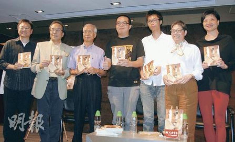公民黨主席關信基(左三)昨日舉行新書發布會,邀請了兩名「80後」陳景輝(中)及黎敬輝(右三)論參政,一眾黨友如余若薇(右一)、梁家傑(左二)、吳靄儀(右二)及陳家洛(左一)亦有到場支持。(歐文瀚攝) 公民黨主席關信基(左三)昨日舉行新書發布會,邀請了兩名「80後」陳景輝(中)及黎敬輝(右三)論參政,一眾黨友如余若薇(右一)、梁家傑(左二)、吳靄儀(右二)及陳家洛(左一)亦有到場支持。(歐文瀚攝)