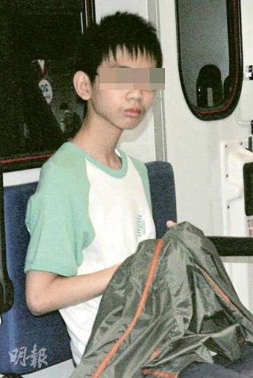 兩年前才喪父的13歲少年，相依為命的母親昨日跳樓身亡，頓變孤兒的他因親眼目睹母親自殺而受驚，需送院檢驗。（胡永輝攝）