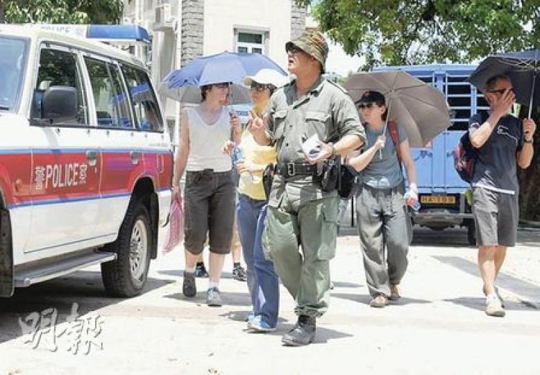 機師Morrissey仍然失蹤,十多名親友及航空公司同事,昨日再次到搜索行動的指揮中心了解,又到附近大美督村及龍尾村派尋人通告。(林錫禮攝) 機師Morrissey仍然失蹤,十多名親友及航空公司同事,昨日再次到搜索行動的指揮中心了解,又到附近大美督村及龍尾村派尋人通告。(林錫禮攝)