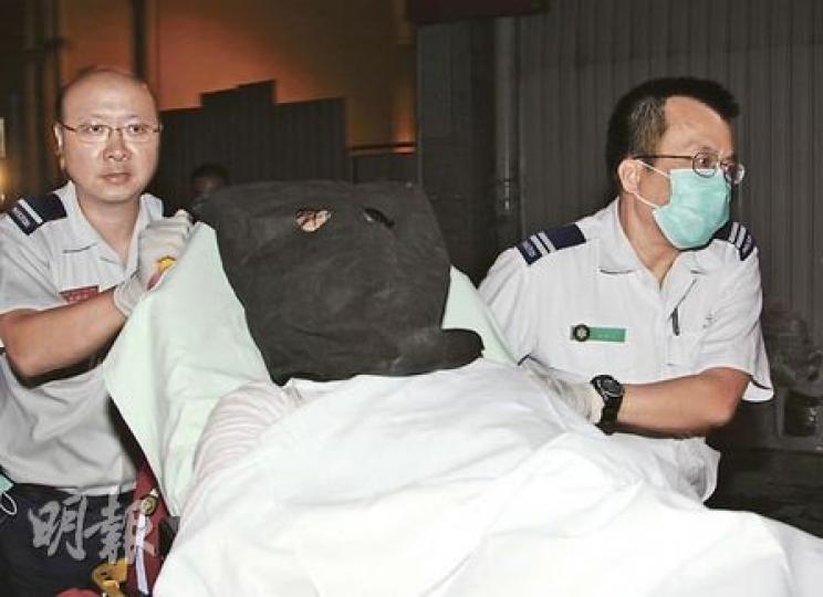 因看電視問題而將妻子打至暈倒的精神病漢,被捕後蒙頭送院檢驗。(胡永輝攝)被夫痛毆的婦人頭部受傷淌血,一度昏迷,送院救治後情况穩定。(胡永輝攝) 因看電視問題而將妻子打至暈倒的精神病漢,被捕後蒙頭送院檢驗。(胡永輝攝)被夫痛毆的婦人頭部受傷淌血,一度昏迷,送院救治後情况穩定。(胡永輝攝)