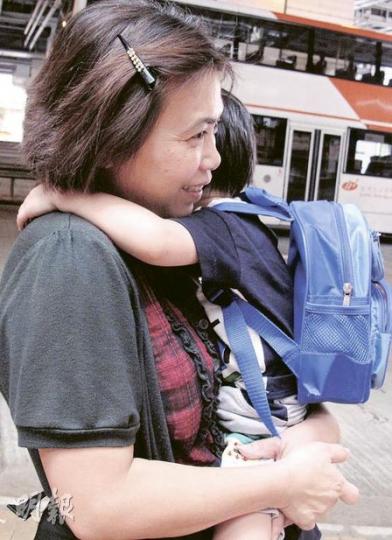 乘客陳小姐:我通常早上會坐269B巴士,最近的確發現班次比較疏,以前15分鐘內必有車,但現在要等20分鐘,有時企位都爆滿。(梁琬珊攝)乘客黃太:幾個月才坐一次269B巴士,不覺得要等很久,下午時間不是很多人坐,通常10至15分鐘有一班車。(何家達攝) 乘客陳小姐:我通常早上會坐269B巴士,最近的確發現班次比較疏,以前15分鐘內必有車,但現在要等20分鐘,有時企位都爆滿。(梁琬珊攝)乘客黃太:幾個月才坐一次269B巴士,不覺得要等很久,下午時間不是很多人坐,通常10至15分鐘有一班車。(何家達攝)