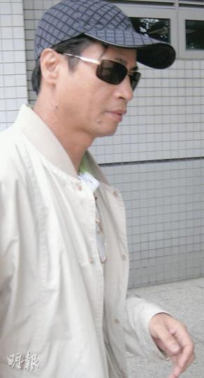 東大新主席朱展東被指串謀弟妹「篤數」，昨由親友交出100萬元保釋金後匆匆離開法院。（吳光熙攝）