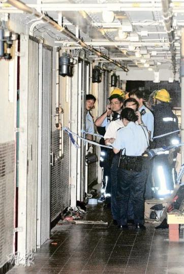 消防員破門進入火警單位,發現老婦身中多刀倒斃屋內,大批警員封鎖現場調查。(蔡方山攝)弒母女子在消防員到場時,上身赤裸攜同相簿攀窗躍下死亡。警員事後到場調查,用帳篷遮掩死者屍體。(蔡方山攝) 消防員破門進入火警單位,發現老婦身中多刀倒斃屋內,大批警員封鎖現場調查。(蔡方山攝)弒母女子在消防員到場時,上身赤裸攜同相簿攀窗躍下死亡。警員事後到場調查,用帳篷遮掩死者屍體。(蔡方山攝)