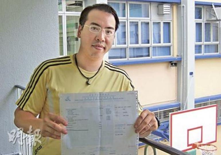 40歲的貨車司機歐振權,曾因不懂看英文地址,被僱主質疑連跟車工人也無法勝任,終決心20年後再踏會考試場,於夜校苦讀3年,今年會考勇奪16分,更在地理科摘A。(林景輝攝) 40歲的貨車司機歐振權,曾因不懂看英文地址,被僱主質疑連跟車工人也無法勝任,終決心20年後再踏會考試場,於夜校苦讀3年,今年會考勇奪16分,更在地理科摘A。(林景輝攝)
