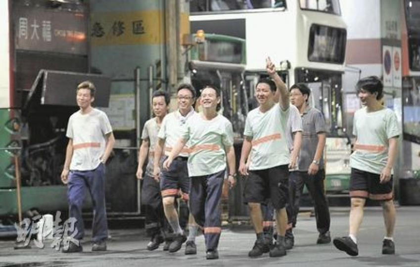 新巴車廠32名維修人員昨深夜起參與罷工,上班點名後即步出車廠外靜坐。(葉漢華攝) 新巴車廠32名維修人員昨深夜起參與罷工,上班點名後即步出車廠外靜坐。(葉漢華攝)
