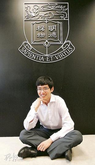 現年22歲的于泓,今年以一級榮譽的成績畢業於港大,稍後將負笈美國哈佛攻讀工程科學博士,5年的博士學費亦獲豁免。他形容港大生活多姿多采,享受與香港同學一同參加活動,還有「煲劇」操練廣東話的日子。(林振東攝) 現年22歲的于泓,今年以一級榮譽的成績畢業於港大,稍後將負笈美國哈佛攻讀工程科學博士,5年的博士學費亦獲豁免。他形容港大生活多姿多采,享受與香港同學一同參加活動,還有「煲劇」操練廣東話的日子。(林振東攝)