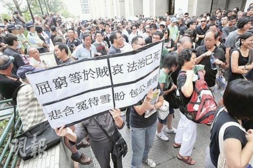 遊行開始前大批市民於立法會外聚集,其中一名市民高舉標語牌希望鐵面無私的「包公」再臨,令襲警案有一個公平審訊。幾百名網民遊行抗議Amina案輕判。(何家達攝)44歲的黃先生(右一)昨日與家人一同出席遊行,他質疑為何法官判刑時是看被告的個人本質而非案件過程,期望上訴後有更好的判決,令司法公義得以維持。(歐文瀚攝) 遊行開始前大批市民於立法會外聚集,其中一名市民高舉標語牌希望鐵面無私的「包公」再臨,令襲警案有一個公平審訊。幾百名網民遊行抗議Amina案輕判。(何家達攝)44歲的黃先生(右一)昨日與家人一同出席遊行,他質疑為何法官判刑時是看被告的個人本質而非案件過程,期望上訴後有更好的判決,令司法公義得以維持。(歐文瀚攝)