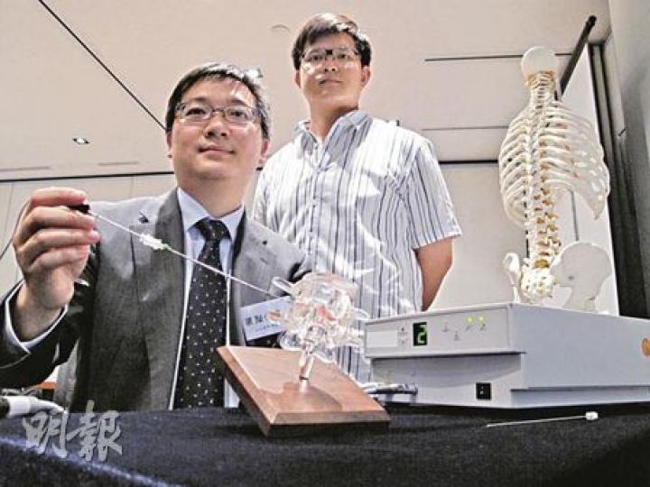 喜愛運動的陳先生(後),27、28多歲時開始經常腰痠背痛,神經外科專科醫生梁顯信(前)介紹他接受新的「等離子射頻技術」手術,效果良好,讓現在30多歲的他可重拾行山的興趣。(曾愛盈攝) 喜愛運動的陳先生(後),27、28多歲時開始經常腰痠背痛,神經外科專科醫生梁顯信(前)介紹他接受新的「等離子射頻技術」手術,效果良好,讓現在30多歲的他可重拾行山的興趣。(曾愛盈攝)