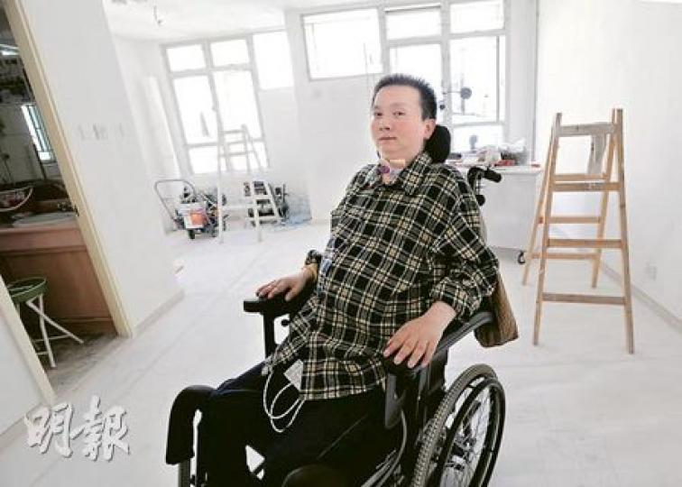 斌仔在瑪麗醫院由22歲住到今天的41歲,下周將正式遷入深水埗富昌邨這個600方呎單位,豪華裝修雖然欠奉,但人到中年終有自己的家,斌仔心裏很滿足。(何家達攝)為慳錢,斌仔獲社署轉介,跟友人及傭人到屯門國際十字路會揀選免費二手家俬,最後選了近10件合心水的,搬屋當日送到新居。(盧曼思攝) 斌仔在瑪麗醫院由22歲住到今天的41歲,下周將正式遷入深水埗富昌邨這個600方呎單位,豪華裝修雖然欠奉,但人到中年終有自己的家,斌仔心裏很滿足。(何家達攝)為慳錢,斌仔獲社署轉介,跟友人及傭人到屯門國際十字路會揀選免費二手家俬,最後選了近10件合心水的,搬屋當日送到新居。(盧曼思攝)