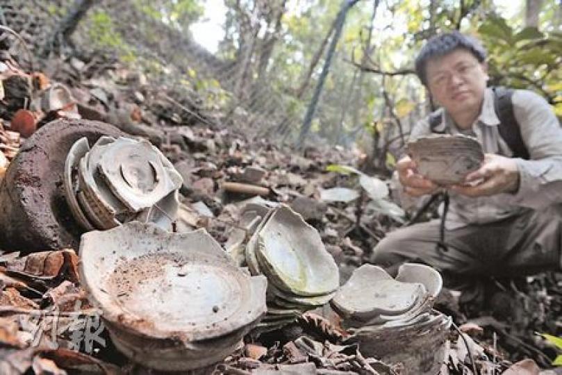 長春社公共事務經理李少文認為,古蹟辦僅以鐵絲網圍起碗窰核心部分並不足夠,應擴大保育範圍,以免瓷器進一步被破壞。(朱永倫攝)古蹟辦為法定古蹟大埔碗窰的核心部分圍起鐵絲網,但有鐵絲網遭剖開大洞,可以讓成年人自由出入,李少文批評古蹟辦管理不善。(朱永倫攝) 長春社公共事務經理李少文認為,古蹟辦僅以鐵絲網圍起碗窰核心部分並不足夠,應擴大保育範圍,以免瓷器進一步被破壞。(朱永倫攝)古蹟辦為法定古蹟大埔碗窰的核心部分圍起鐵絲網,但有鐵絲網遭剖開大洞,可以讓成年人自由出入,李少文批評古蹟辦管理不善。(朱永倫攝)