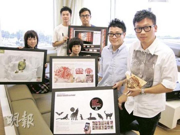 李奧貝納廣告有限公司在「康城國際廣告節2010」橫掃9獎,其中馬振成(前排右一)及黃銘賢(前排右二)憑「聲音密碼」奪得1金2銀1銅,成為香港代表大贏家;成潔明(中排左起)及吳惠芬有份參與的「不對等童年」剪紙系列及「有機便便」系列,以及王添輝(後排左起)及劉廸楷憑「窗簾預告」,共奪1銀4銅。(謝凱瑩攝) 李奧貝納廣告有限公司在「康城國際廣告節2010」橫掃9獎,其中馬振成(前排右一)及黃銘賢(前排右二)憑「聲音密碼」奪得1金2銀1銅,成為香港代表大贏家;成潔明(中排左起)及吳惠芬有份參與的「不對等童年」剪紙系列及「有機便便」系列,以及王添輝(後排左起)及劉廸楷憑「窗簾預告」,共奪1銀4銅。(謝凱瑩攝)