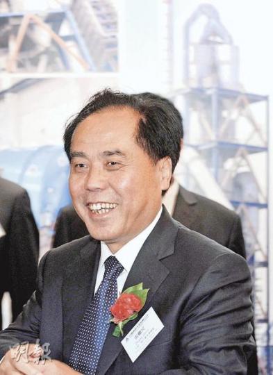 西部水泥董事長張繼民於昨日記者會上,大讚保薦人,並中途起身鞠躬致意。(尹錦恩攝) 西部水泥董事長張繼民於昨日記者會上,大讚保薦人,並中途起身鞠躬致意。(尹錦恩攝)