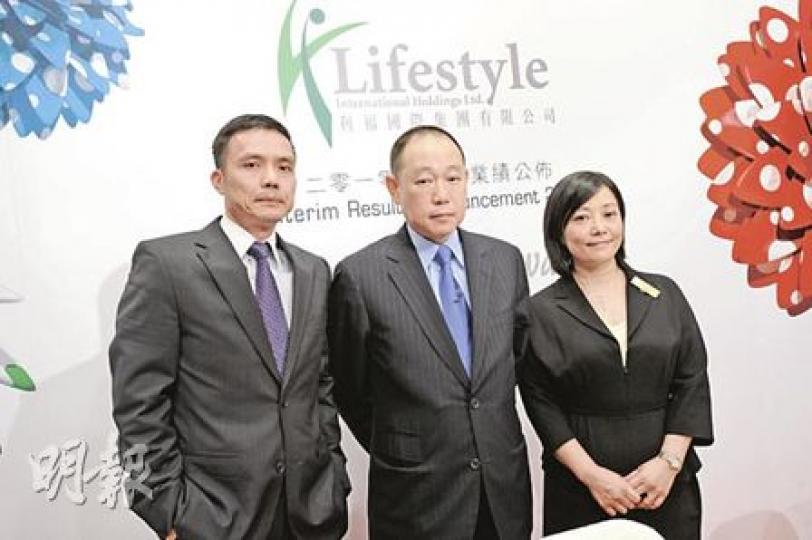 利福董事總經理劉鑾鴻(中)表示,上海世博人流量大,但由於旅客組合不同,對公司旗下久光百貨增長的幫助輕微。圖左為財務總監潘福全,右為總經理盧少慧。(何家達攝) 利福董事總經理劉鑾鴻(中)表示,上海世博人流量大,但由於旅客組合不同,對公司旗下久光百貨增長的幫助輕微。圖左為財務總監潘福全,右為總經理盧少慧。(何家達攝)