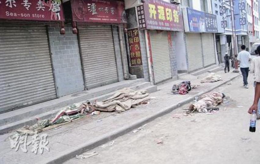 昨日傍晚在舟曲縣城街道上，已開始腐爛的屍體仍隨處放在路邊，等候親友認領。（劉洪慶攝）