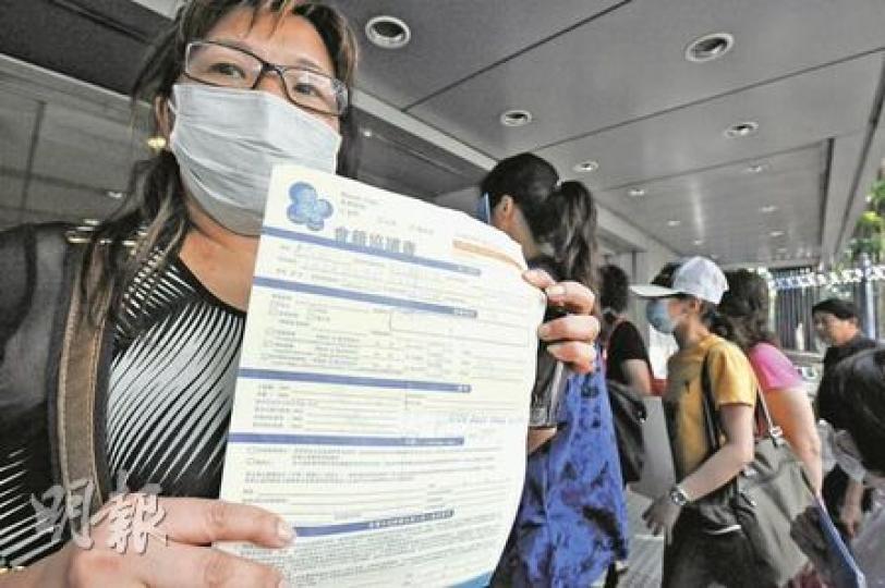 50多名美麗瑜伽會員昨午前往上水警署報案,她們質疑公司結業前夕仍積極推銷會籍,有欺騙之嫌。(葉漢華攝)開業僅4個月的美麗瑜伽上水店突然結業,惟會員在網上早已批評分店設施簡陋、部分課堂經常臨時取消、有導師揚言會辭職等。(葉漢華攝)美麗瑜伽位於上水的分店昨日突然結業,大門已鎖上,門外張貼告示,指公司因周轉不靈,稍後會召開債權人會議。(葉漢華攝) 50多名美麗瑜伽會員昨午前往上水警署報案,她們質疑公司結業前夕仍積極推銷會籍,有欺騙之嫌。(葉漢華攝)開業僅4個月的美麗瑜伽上水店突然結業,惟會員在網上早已批評分店設施簡陋、部分課堂經常臨時取消、有導師揚言會辭職等。(葉漢華攝)美麗瑜伽位於上水的分店昨日突然結業,大門已鎖上,門外張貼告示,指公司因周轉不靈,稍後會召開債權人會議。(葉漢華攝)
