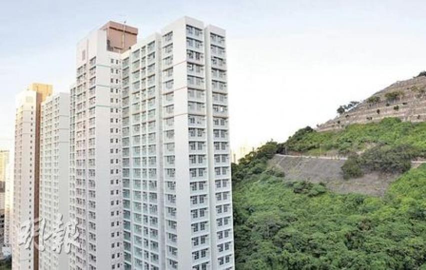 新落成的公屋柴灣邨,部分高層單位擁「無敵墳景」,大廳窗戶直望山上墳場,窗戶與墓碑水平距離估計僅約200米。(余俊亮攝)柴灣邨不少高層單位,大廳窗戶望出去就是避無可避的墳景。(陳志偉攝)柴灣邨住戶對「無敵墳景」問題意見分歧,有居民對此不滿,但亦有居民如張氏夫婦(圖)稱無所謂,他們認為單位寬敞舒適更重要。(黃雄攝) 新落成的公屋柴灣邨,部分高層單位擁「無敵墳景」,大廳窗戶直望山上墳場,窗戶與墓碑水平距離估計僅約200米。(余俊亮攝)柴灣邨不少高層單位,大廳窗戶望出去就是避無可避的墳景。(陳志偉攝)柴灣邨住戶對「無敵墳景」問題意見分歧,有居民對此不滿,但亦有居民如張氏夫婦(圖)稱無所謂,他們認為單位寬敞舒適更重要。(黃雄攝)