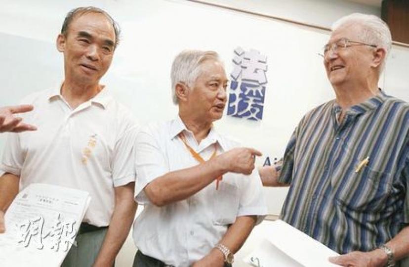 3名現居於內地的香港長者魏祥壽（左起）、刑蟻光、劉鴻文昨申請法援，就社署以離港限制為由拒絕批出生果金提出司法覆核。（林振東攝）