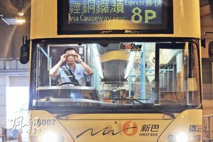 拒絕罷工的新巴車長李福泉(圖)認為,工會有政治目的,不是真心為員工。(何家達攝) 拒絕罷工的新巴車長李福泉(圖)認為,工會有政治目的,不是真心為員工。(何家達攝)