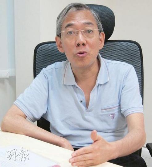 無官一身輕,不過也不是閒着。王永平目前不單做時事評論員,並在大學授課,貫徹退而不休的態度。面對人口老化,他建議政府先容許公務員彈性延遲退休。(施嘉雯攝) 無官一身輕,不過也不是閒着。王永平目前不單做時事評論員,並在大學授課,貫徹退而不休的態度。面對人口老化,他建議政府先容許公務員彈性延遲退休。(施嘉雯攝)